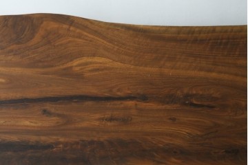 中古　美品　クラロウォールナット材　流れる木目と一枚板の存在感が際立つ2way使いのダイニングテーブル　定価約90万円　(R-086929)