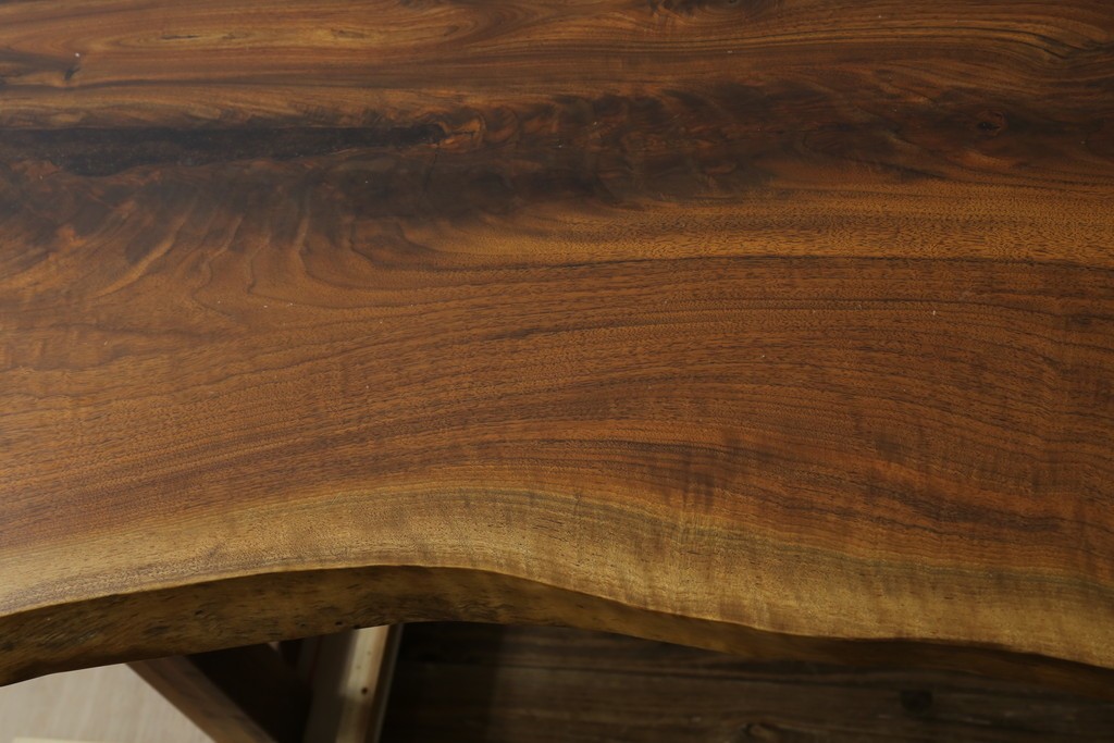 中古　美品　クラロウォールナット材　流れる木目と一枚板の存在感が際立つ2way使いのダイニングテーブル　定価約90万円　(R-086929)