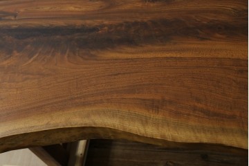 中古　美品　クラロウォールナット材　流れる木目と一枚板の存在感が際立つ2way使いのダイニングテーブル　定価約90万円　(R-086929)