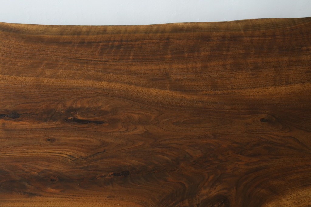 中古　美品　クラロウォールナット材　流れる木目と一枚板の存在感が際立つ2way使いのダイニングテーブル　定価約90万円　(R-086929)