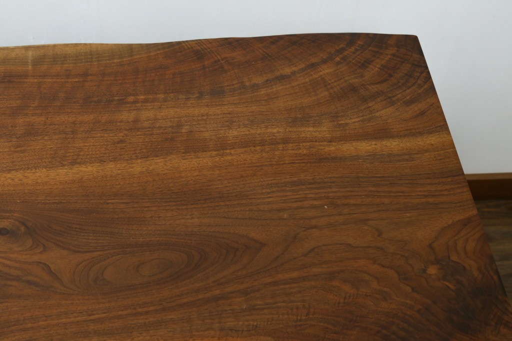 中古　美品　クラロウォールナット材　流れる木目と一枚板の存在感が際立つ2way使いのダイニングテーブル　定価約90万円　(R-086929)