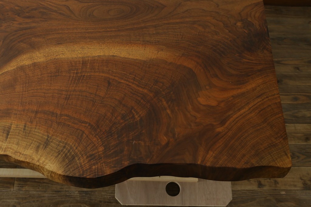 中古　美品　クラロウォールナット材　流れる木目と一枚板の存在感が際立つ2way使いのダイニングテーブル　定価約90万円　(R-086929)