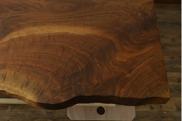 中古　美品　クラロウォールナット材　流れる木目と一枚板の存在感が際立つ2way使いのダイニングテーブル　定価約90万円　(R-086929)