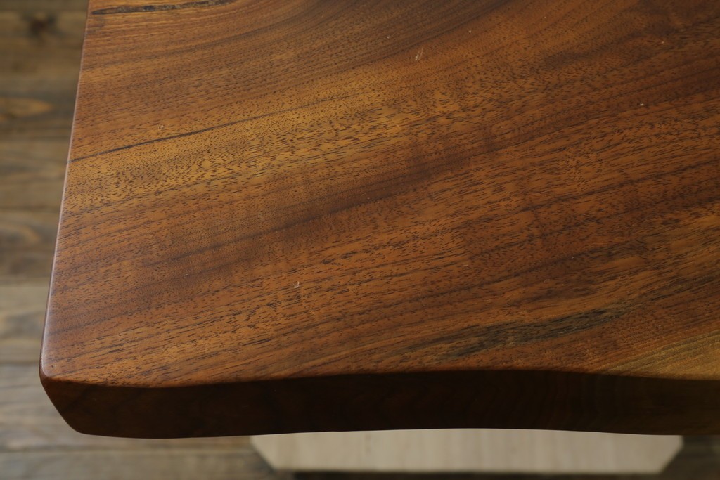 中古　美品　クラロウォールナット材　流れる木目と一枚板の存在感が際立つ2way使いのダイニングテーブル　定価約90万円　(R-086929)