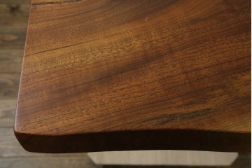 中古　美品　クラロウォールナット材　流れる木目と一枚板の存在感が際立つ2way使いのダイニングテーブル　定価約90万円　(R-086929)