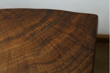 中古　美品　クラロウォールナット材　流れる木目と一枚板の存在感が際立つ2way使いのダイニングテーブル　定価約90万円　(R-086929)