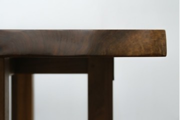 中古　美品　クラロウォールナット材　流れる木目と一枚板の存在感が際立つ2way使いのダイニングテーブル　定価約90万円　(R-086929)