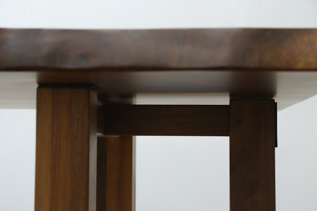中古　美品　クラロウォールナット材　流れる木目と一枚板の存在感が際立つ2way使いのダイニングテーブル　定価約90万円　(R-086929)