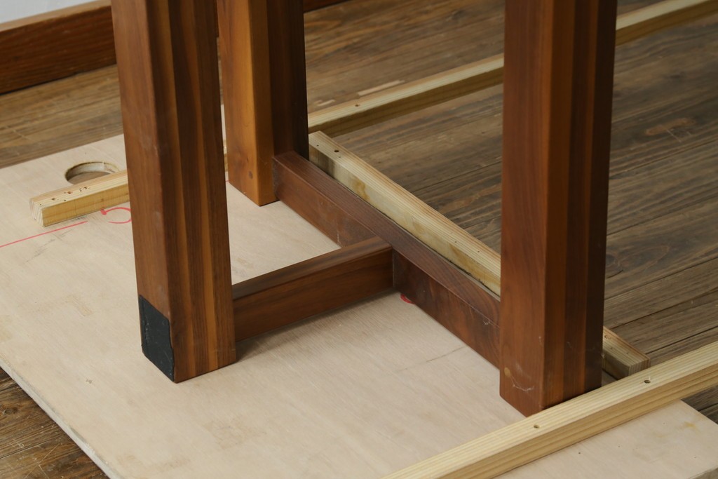 中古　美品　クラロウォールナット材　流れる木目と一枚板の存在感が際立つ2way使いのダイニングテーブル　定価約90万円　(R-086929)