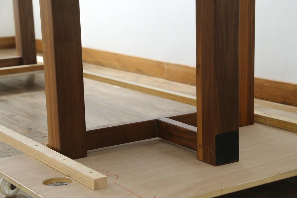 中古　美品　クラロウォールナット材　流れる木目と一枚板の存在感が際立つ2way使いのダイニングテーブル　定価約90万円　(R-086929)