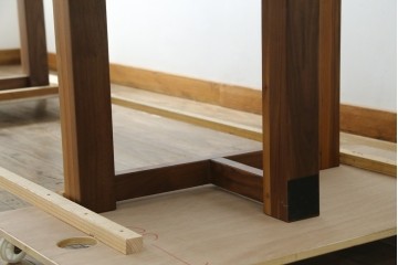 中古　美品　クラロウォールナット材　流れる木目と一枚板の存在感が際立つ2way使いのダイニングテーブル　定価約90万円　(R-086929)