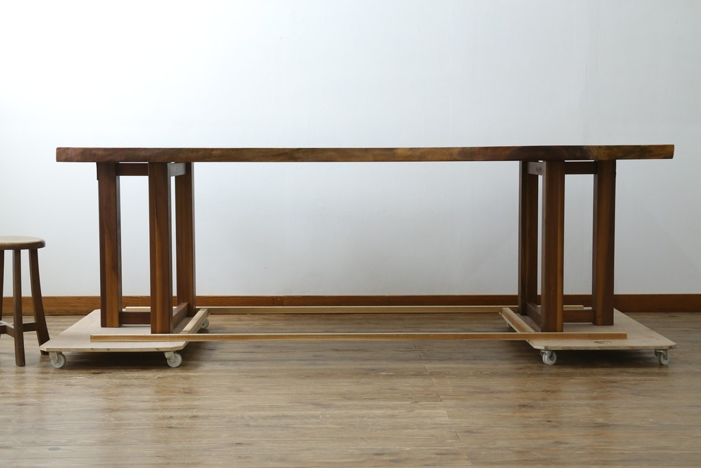 中古　美品　クラロウォールナット材　流れる木目と一枚板の存在感が際立つ2way使いのダイニングテーブル　定価約90万円　(R-086929)