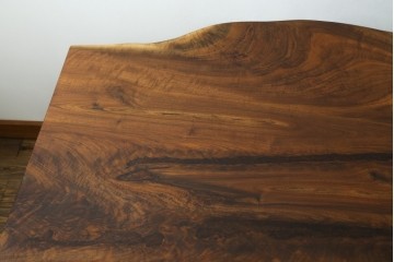 中古　美品　クラロウォールナット材　流れる木目と一枚板の存在感が際立つ2way使いのダイニングテーブル　定価約90万円　(R-086929)