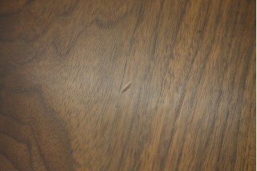 中古　美品　クラロウォールナット材　流れる木目と一枚板の存在感が際立つ2way使いのダイニングテーブル　定価約90万円　(R-086929)