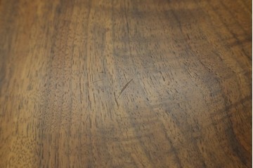 中古　美品　クラロウォールナット材　流れる木目と一枚板の存在感が際立つ2way使いのダイニングテーブル　定価約90万円　(R-086929)