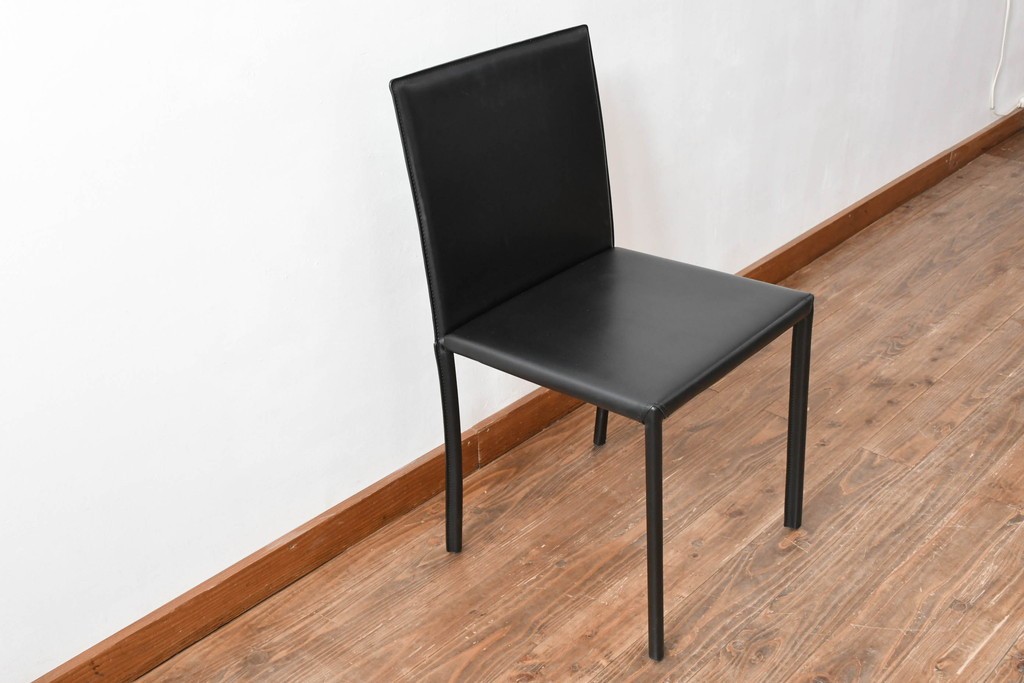 中古　イタリア　calligaris(カリガリス)　本革製ダイニングチェア　※座面内部のウレタンに劣化有り　(R-086932)