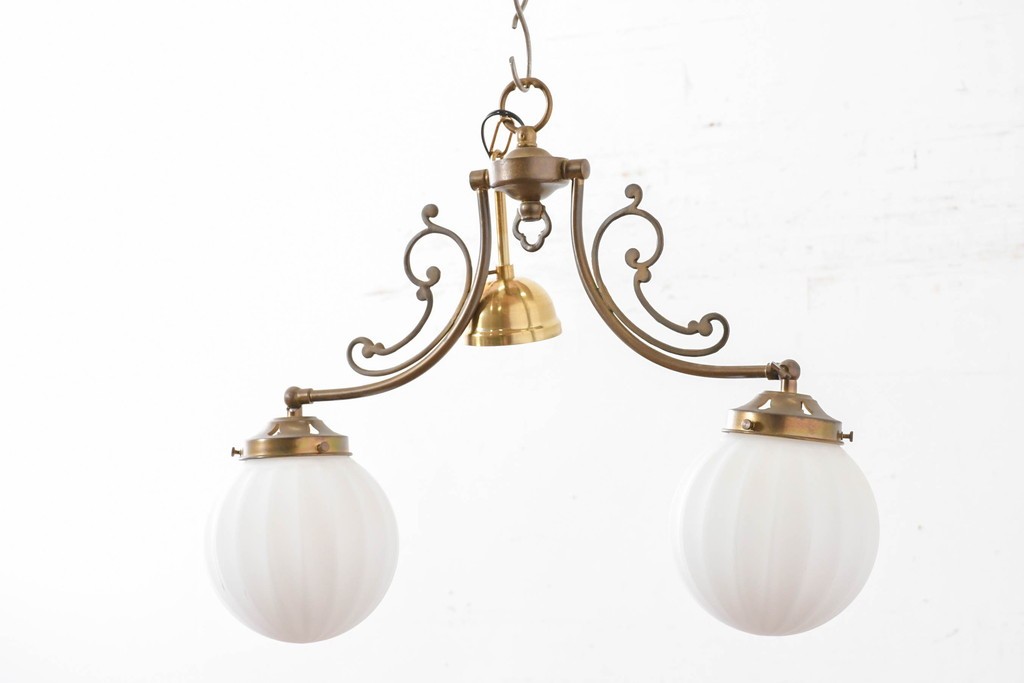 中古　高級輸入品　高島屋デパート取り扱い　真鍮アームのアンティーク調2灯シャンデリア　(R-086936)