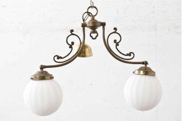 中古　高級輸入品　高島屋デパート取り扱い　真鍮アームのアンティーク調2灯シャンデリア　(R-086936)