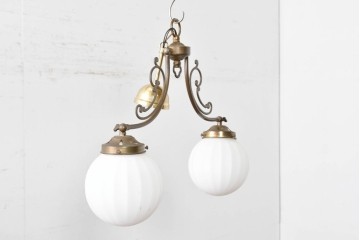 中古　高級輸入品　高島屋デパート取り扱い　真鍮アームのアンティーク調2灯シャンデリア　(R-086936)