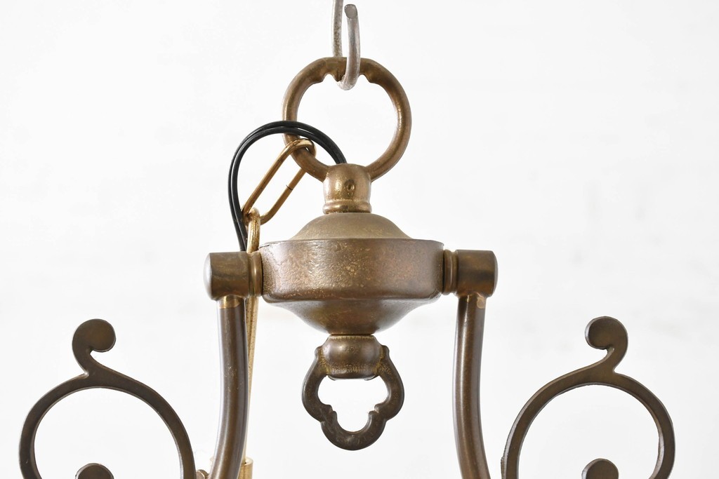 中古　高級輸入品　高島屋デパート取り扱い　真鍮アームのアンティーク調2灯シャンデリア　(R-086936)