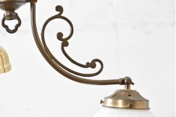 中古　高級輸入品　高島屋デパート取り扱い　真鍮アームのアンティーク調2灯シャンデリア　(R-086936)