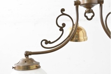 中古　高級輸入品　高島屋デパート取り扱い　真鍮アームのアンティーク調2灯シャンデリア　(R-086936)