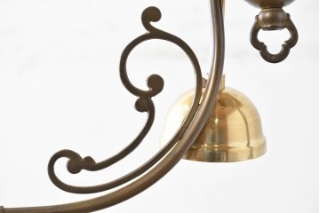 中古　高級輸入品　高島屋デパート取り扱い　真鍮アームのアンティーク調2灯シャンデリア　(R-086936)