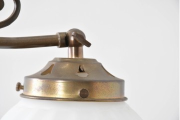 中古　高級輸入品　高島屋デパート取り扱い　真鍮アームのアンティーク調2灯シャンデリア　(R-086936)