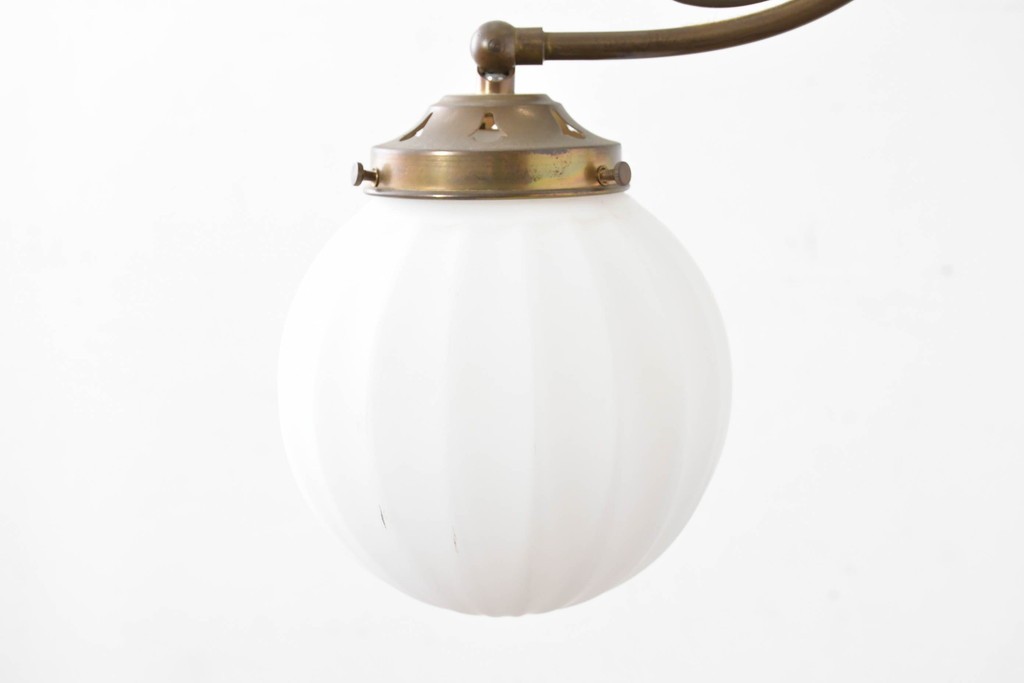 中古　高級輸入品　高島屋デパート取り扱い　真鍮アームのアンティーク調2灯シャンデリア　(R-086936)