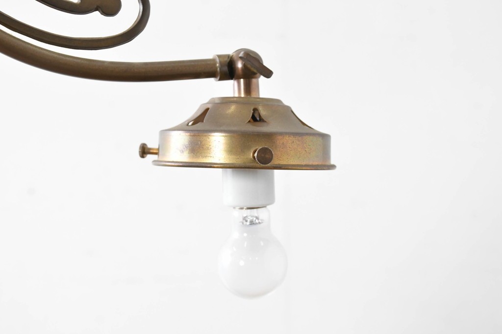 中古　高級輸入品　高島屋デパート取り扱い　真鍮アームのアンティーク調2灯シャンデリア　(R-086936)