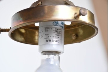 中古　高級輸入品　高島屋デパート取り扱い　真鍮アームのアンティーク調2灯シャンデリア　(R-086936)