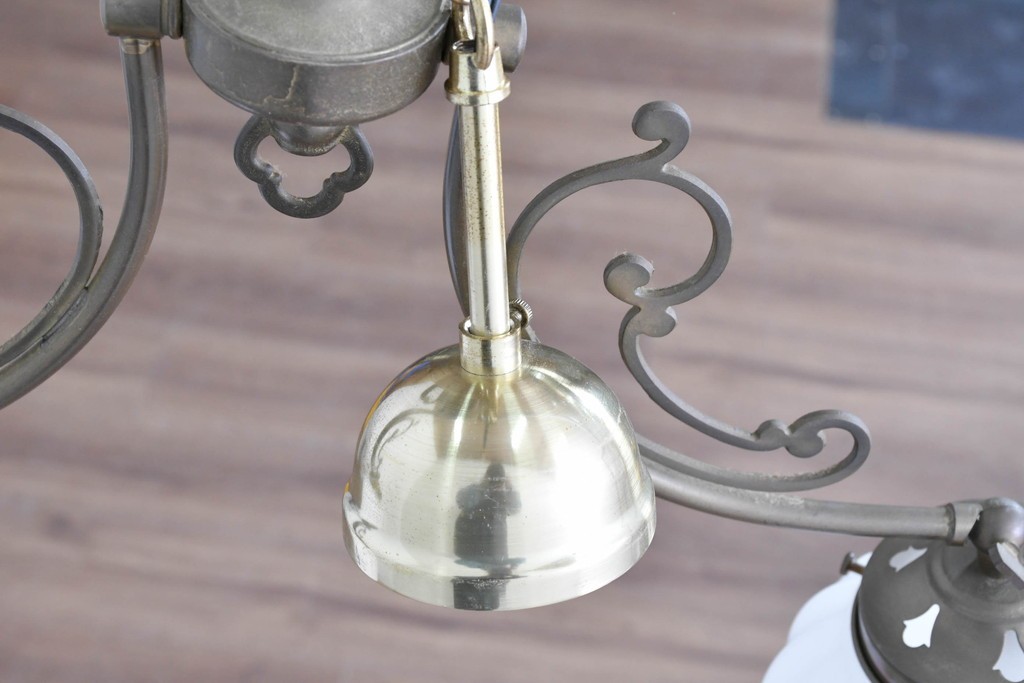 中古　高級輸入品　高島屋デパート取り扱い　真鍮アームのアンティーク調2灯シャンデリア　(R-086936)