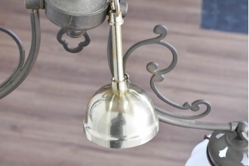 中古　高級輸入品　高島屋デパート取り扱い　真鍮アームのアンティーク調2灯シャンデリア　(R-086936)