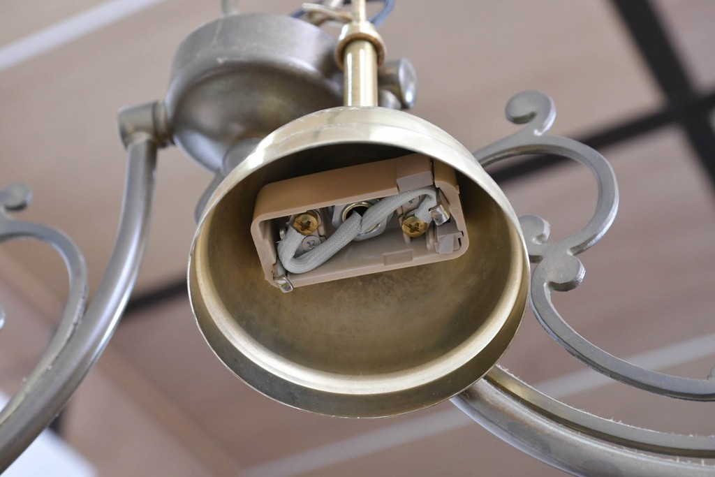 中古　高級輸入品　高島屋デパート取り扱い　真鍮アームのアンティーク調2灯シャンデリア　(R-086936)