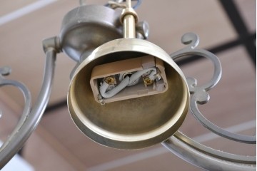 中古　高級輸入品　高島屋デパート取り扱い　真鍮アームのアンティーク調2灯シャンデリア　(R-086936)