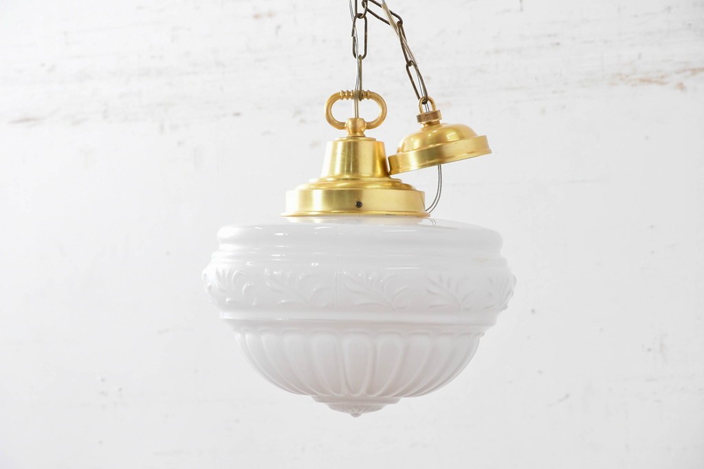 中古　DAIKO(大光電機)　クラシカルな模様が浮かぶ乳白色のペンダントライト　(R-086938)