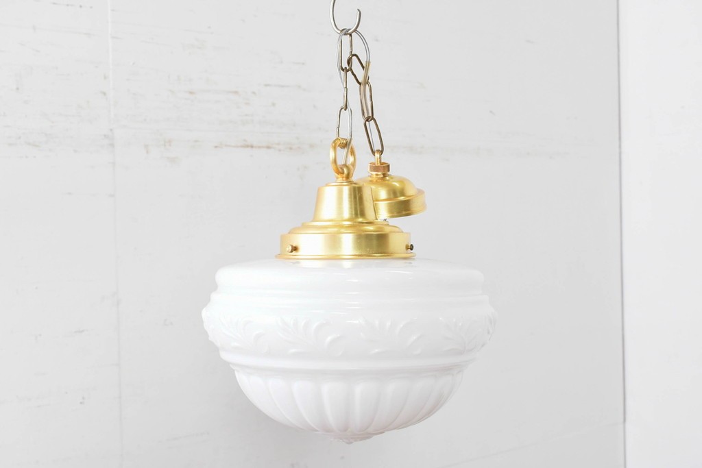 中古　DAIKO(大光電機)　クラシカルな模様が浮かぶ乳白色のペンダントライト　(R-086938)