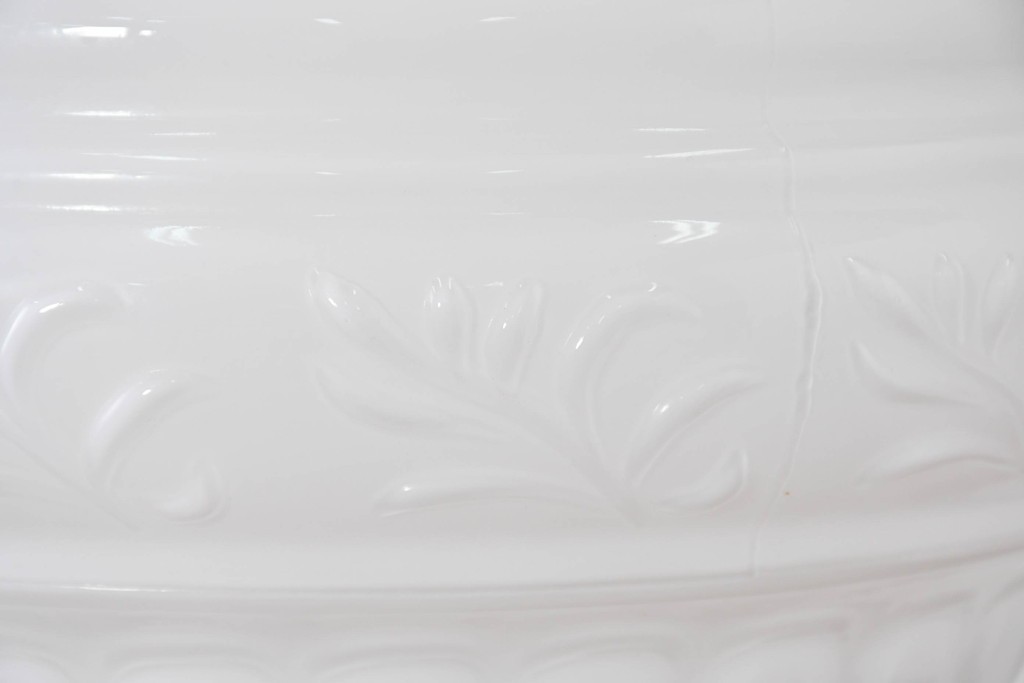 中古　DAIKO(大光電機)　クラシカルな模様が浮かぶ乳白色のペンダントライト　(R-086938)