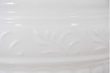 中古　DAIKO(大光電機)　クラシカルな模様が浮かぶ乳白色のペンダントライト　(R-086938)