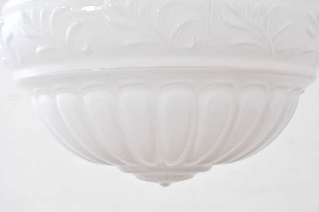 中古　DAIKO(大光電機)　クラシカルな模様が浮かぶ乳白色のペンダントライト　(R-086938)