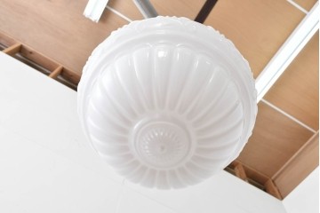 中古　DAIKO(大光電機)　クラシカルな模様が浮かぶ乳白色のペンダントライト　(R-086938)