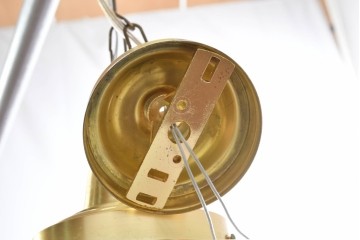 中古　DAIKO(大光電機)　クラシカルな模様が浮かぶ乳白色のペンダントライト　(R-086938)