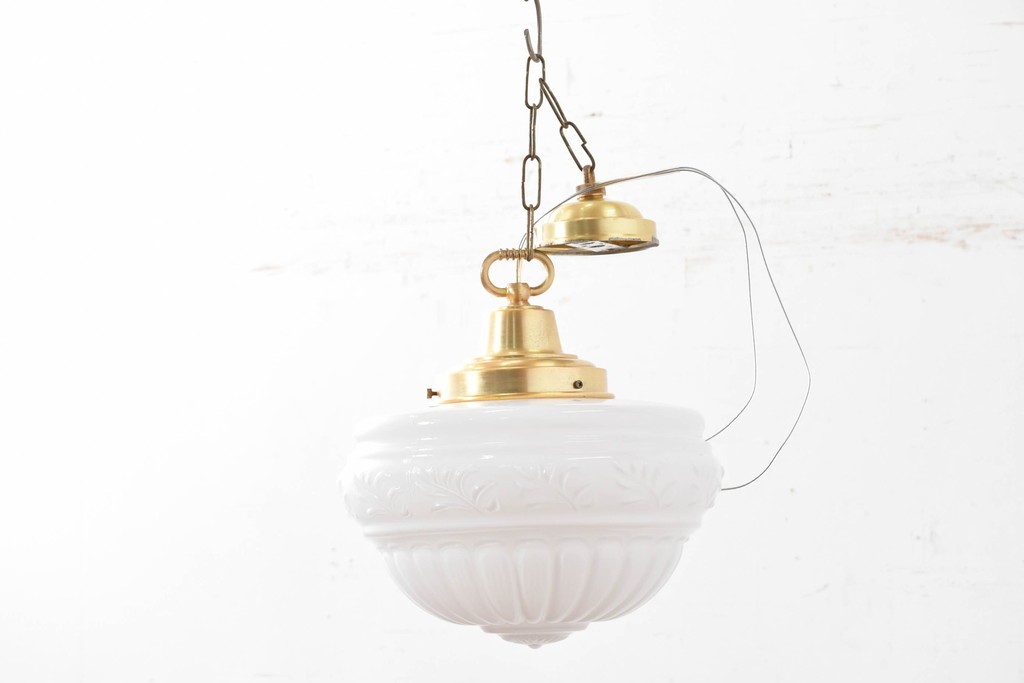 中古　DAIKO(大光電機)　クラシカルな模様が浮かぶ乳白色のペンダントライト　(R-086939)