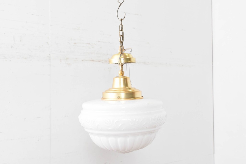 中古　DAIKO(大光電機)　クラシカルな模様が浮かぶ乳白色のペンダントライト　(R-086939)