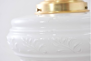 中古　DAIKO(大光電機)　クラシカルな模様が浮かぶ乳白色のペンダントライト　(R-086939)