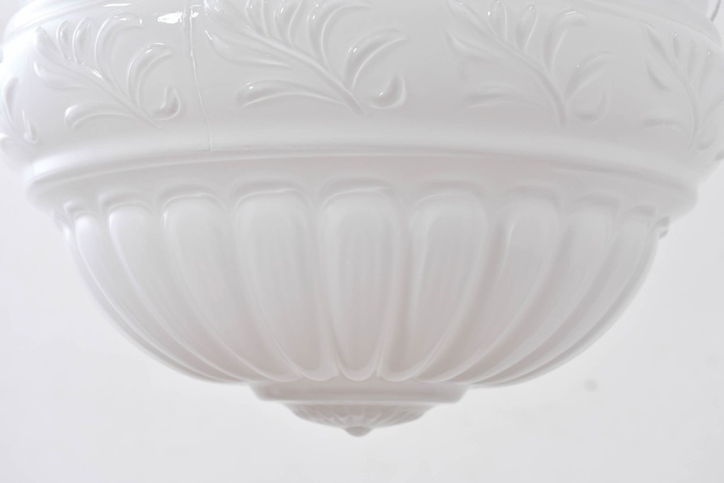 中古　DAIKO(大光電機)　クラシカルな模様が浮かぶ乳白色のペンダントライト　(R-086939)