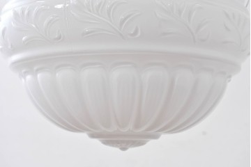 中古　DAIKO(大光電機)　クラシカルな模様が浮かぶ乳白色のペンダントライト　(R-086939)