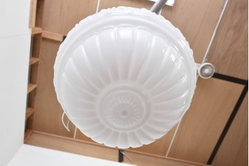 中古　DAIKO(大光電機)　クラシカルな模様が浮かぶ乳白色のペンダントライト　(R-086939)