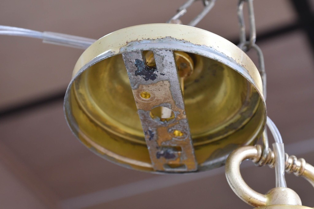 中古　DAIKO(大光電機)　クラシカルな模様が浮かぶ乳白色のペンダントライト　(R-086939)