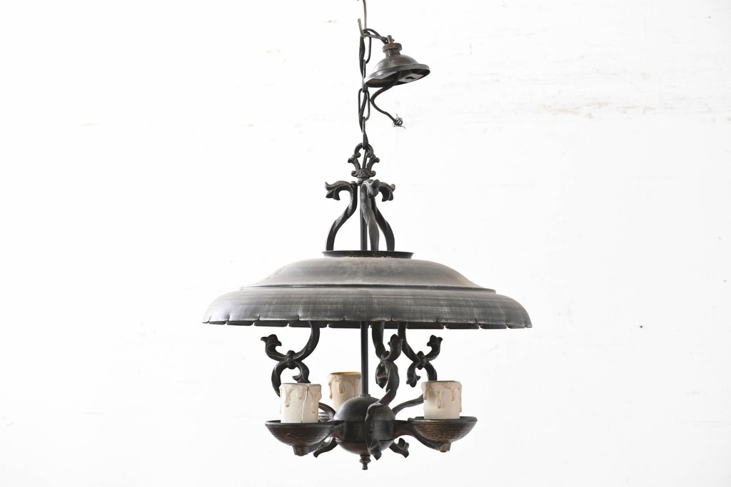 中古　アンティーク調　蝋燭型のクラシカルな3灯シャンデリア　(R-086942)